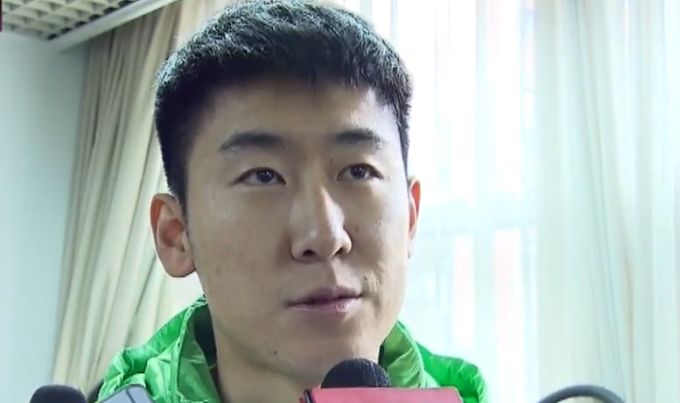 美女被按在床上操